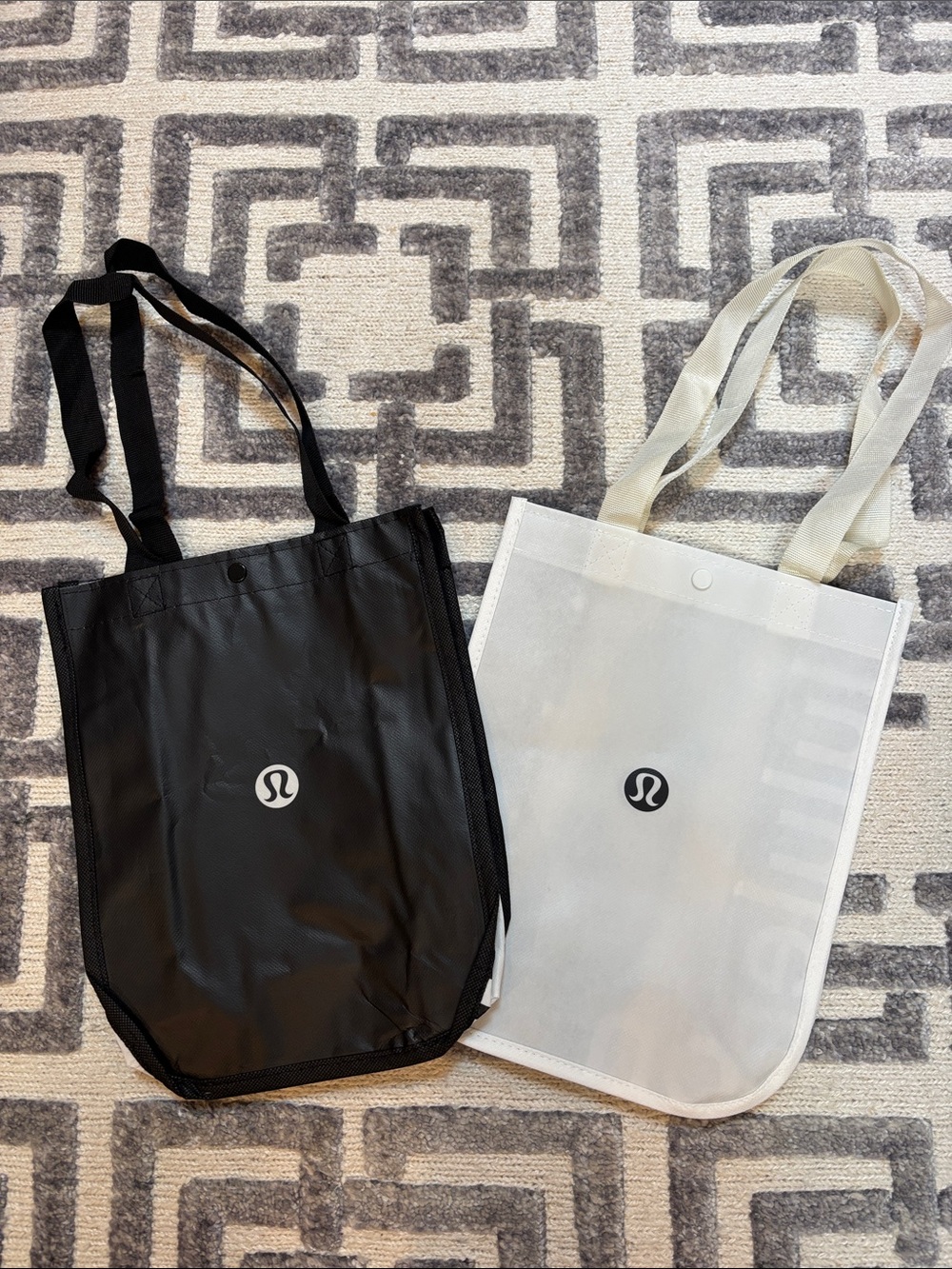 Bundle of 2 Lululemon shopping totes - Picture 2 of 3